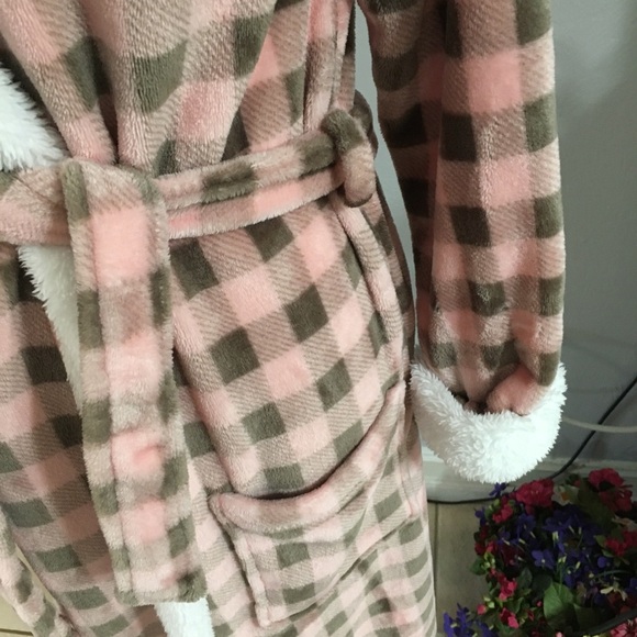 Pajama Mania checkered Robe, Size Small - Picture 4 of 11